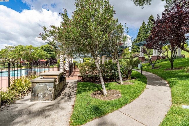 Building Photo - 4009 W Lakeshore Dr