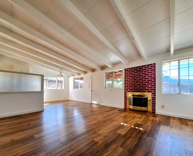 Building Photo - Refurbished 3bd Single Story House With Carport & Large Yards