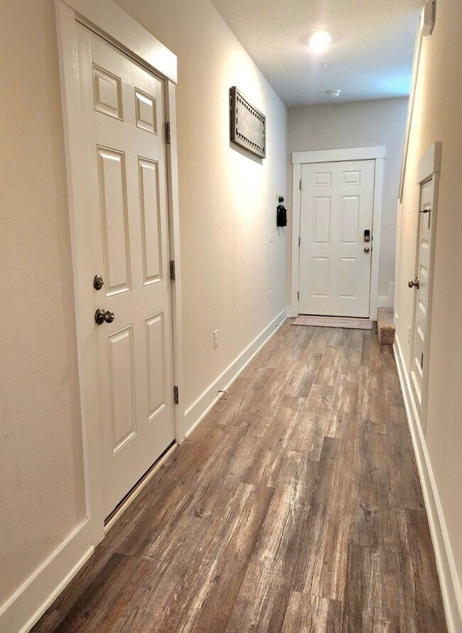 Building Photo - Discover this Stunning 3/2.5 Townhome w/ Pool and Dog Park!