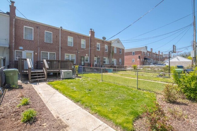 Building Photo - 806 Benninghaus Rd