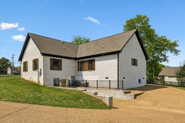 Building Photo - 2104 Williamsport Pike