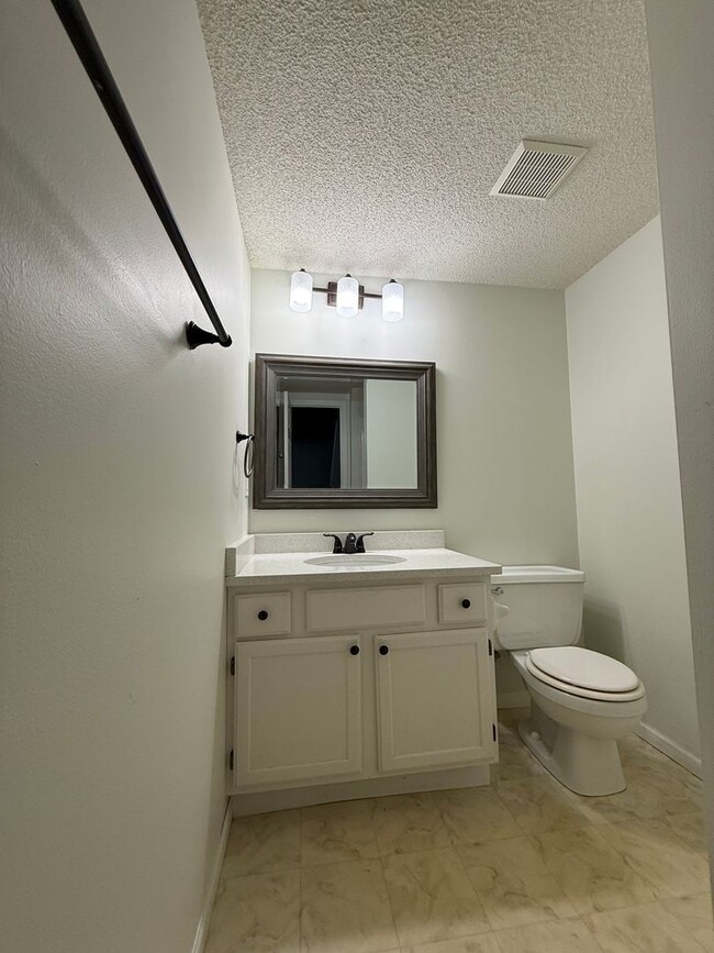 Building Photo - Updated 2 Bed, 2.5 Bath Apple Valley Townh...