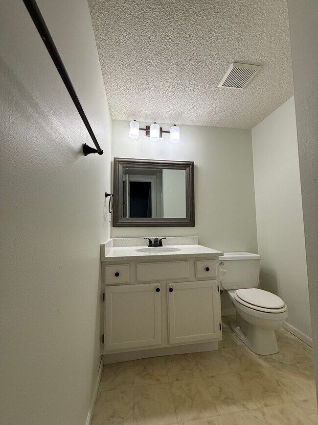 Building Photo - Updated 2 Bed, 2.5 Bath Apple Valley Townhome