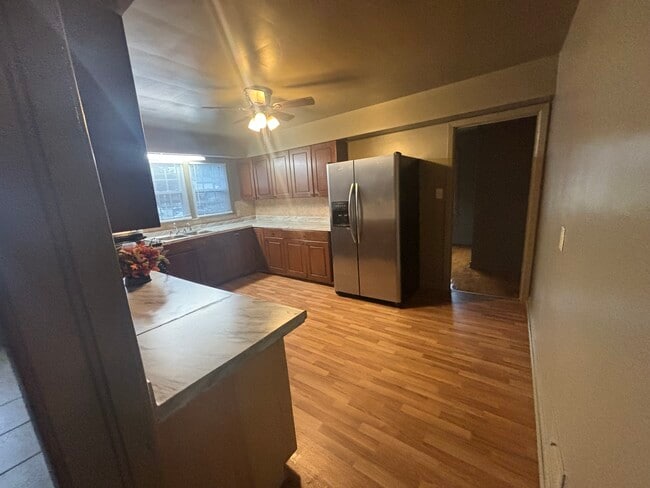 Building Photo - 915 Mapole Ave
