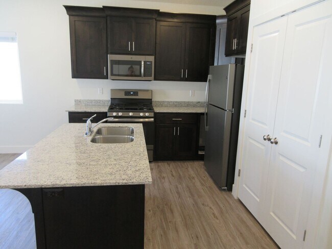Building Photo - Newer Construction Single Level Twin Home ...