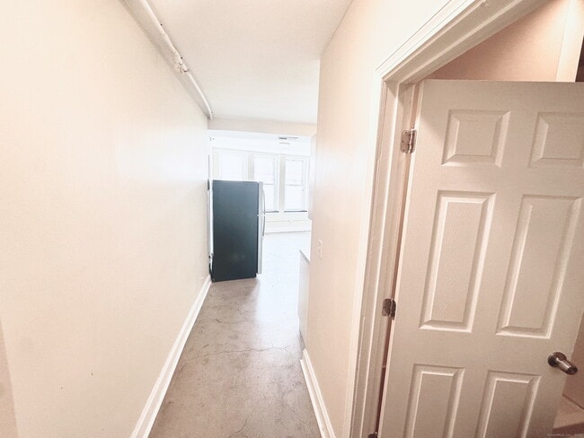 Building Photo - 77 Bank St