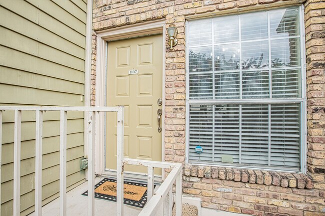 Building Photo - Oaks of Lakewood Condominiums 2nd Floor, 2...