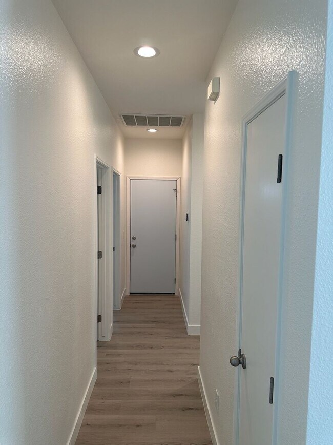 Building Photo - 2248 E La Vida Ave