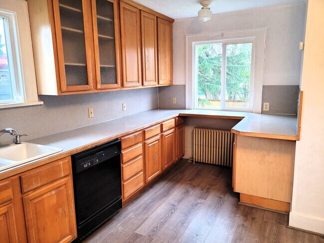 Building Photo - Spacious Unique Home in Central Location