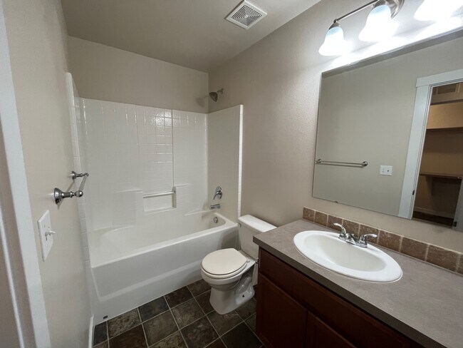 Building Photo - 589 W Ramsbrook St