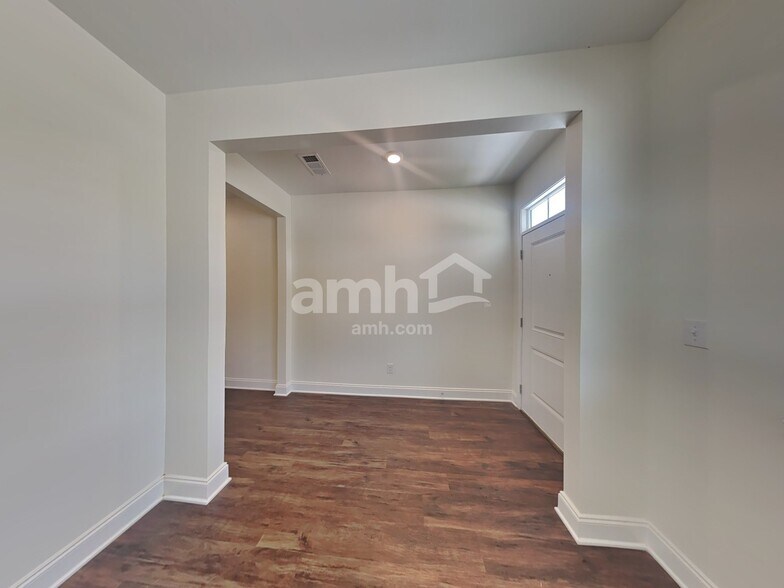 Building Photo - 902 Ronnie Rd