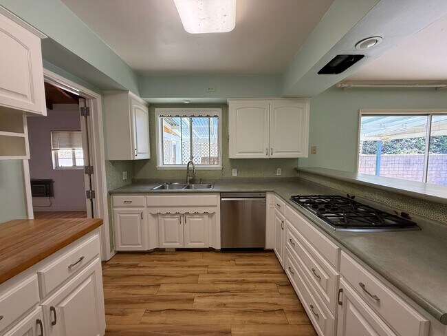 Building Photo - Large Ranch-Style Home in Vista