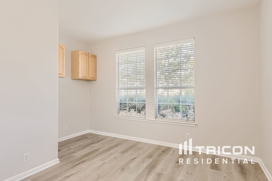 Building Photo - 501 Tobin Dr
