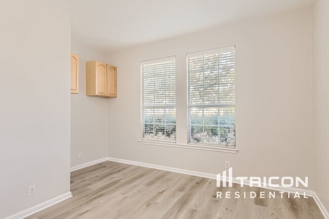 Building Photo - 501 Tobin Dr