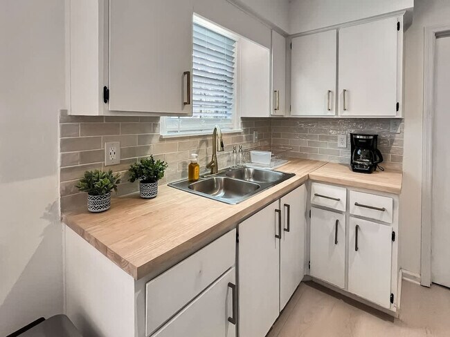 Building Photo - 216 Pinecrest Pl