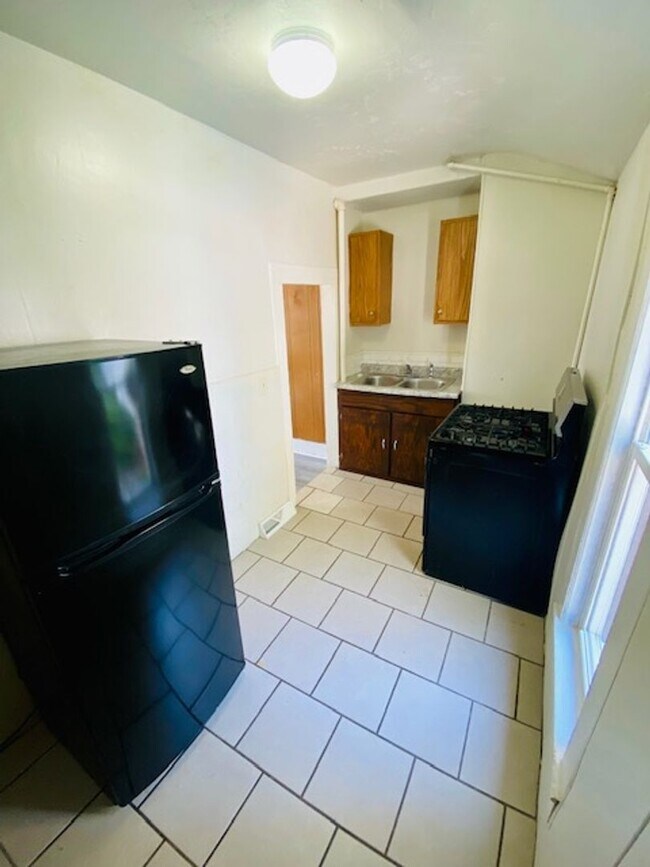 Building Photo - 1237 E Walnut St