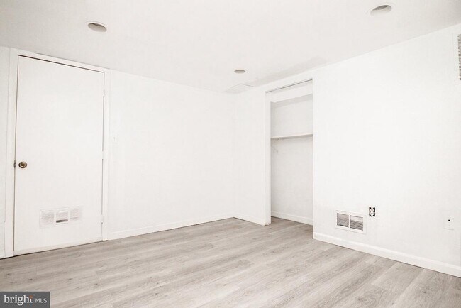 Building Photo - 3242 Holly Hill Dr