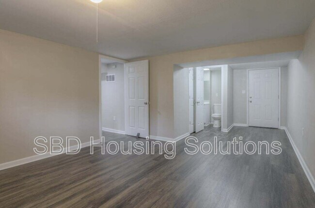 Building Photo - 10325 Smalley Ave