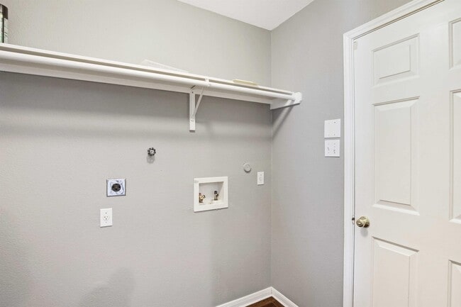 Building Photo - 910 Champions Point Dr