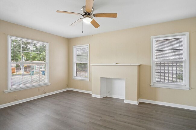 Building Photo - Close to Local Amenities and Downtown
