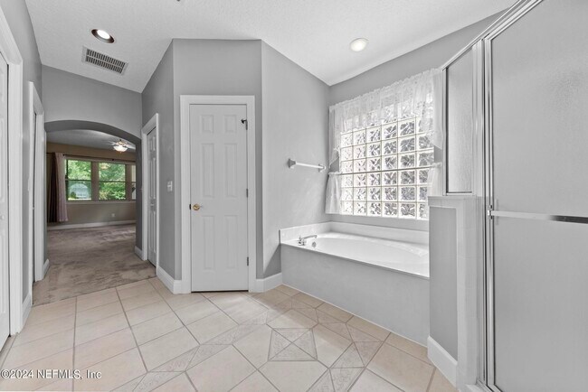 Building Photo - 7851 Heather Lake Ct E