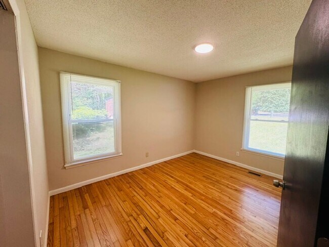 Building Photo - Remodeled ranch with fenced in yard!