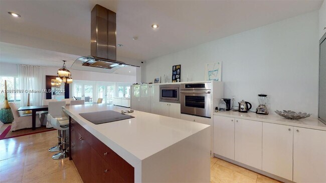 Building Photo - 6015 Pine Tree Dr