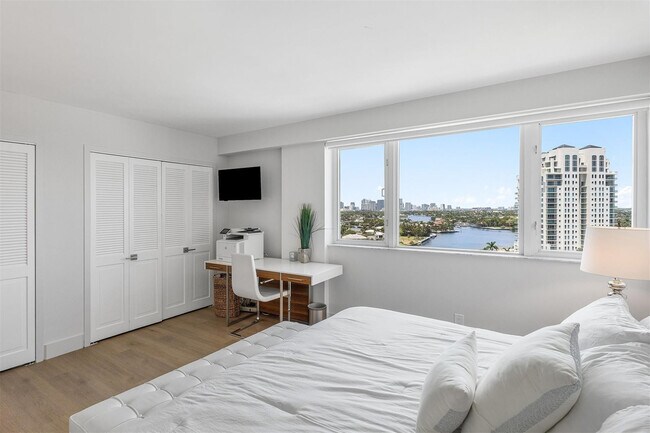 Building Photo - 3000 Holiday Dr