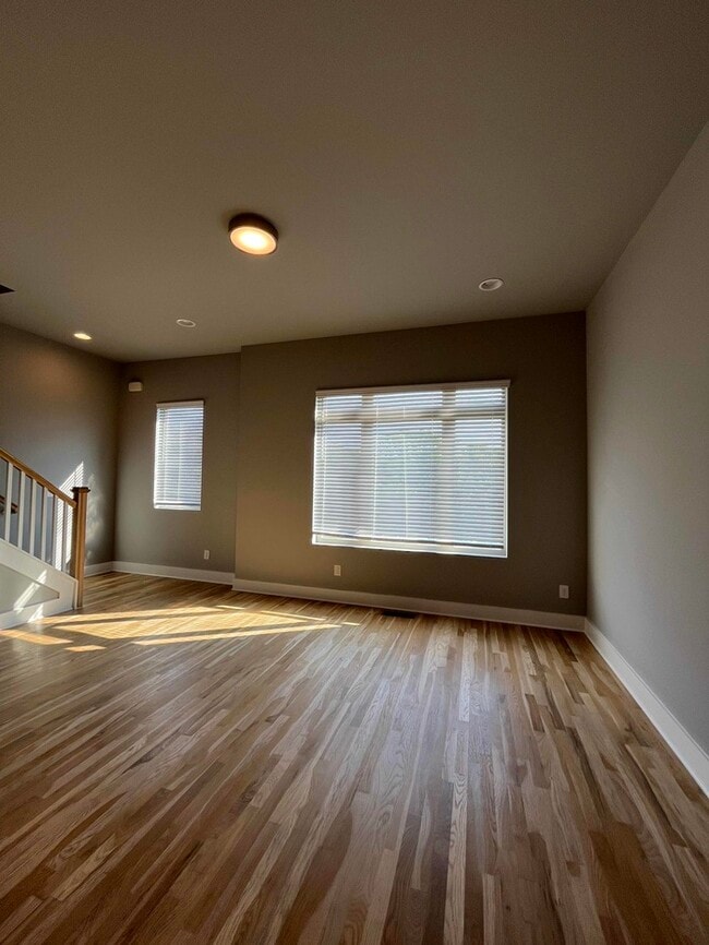 Building Photo - 976 Youngs Ln