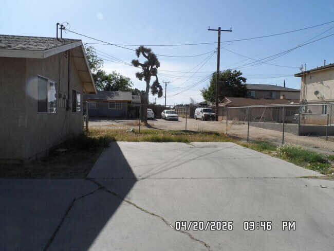 Building Photo - 16552 Vine St