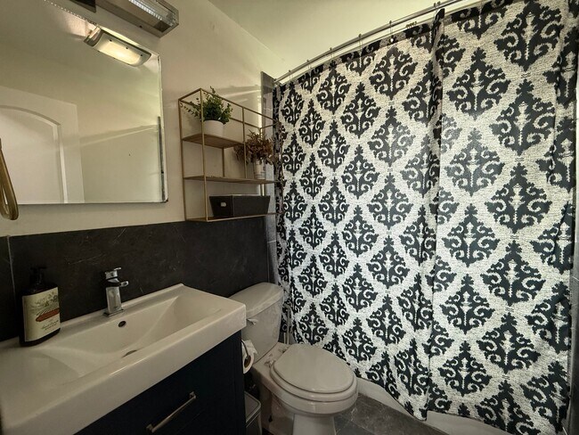 Building Photo - Spacious 4-bedroom, 2-bath pool home