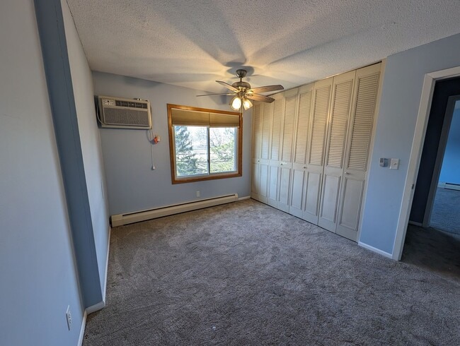 Building Photo - Updated 2bd/1ba Condo w/ Pool & Heated Par...