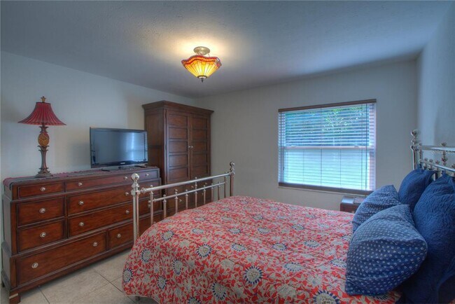 Building Photo - 9511 Lake Park Dr