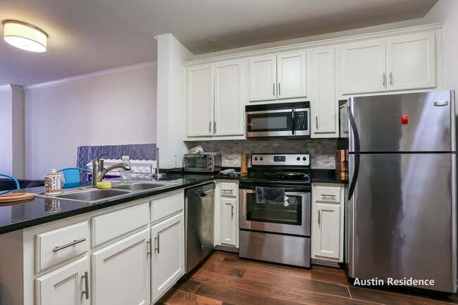 Building Photo - 910 W 25th St