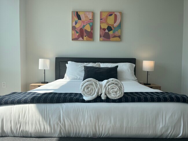 Bedroom 2 with queen bed and on-suite bathroom - 1200 Harbor Blvd