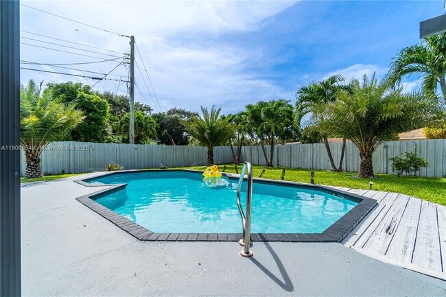 Building Photo - 3338 Taft St