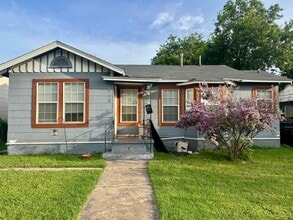 Building Photo - 2/1 Home Available for Immediate Move In!