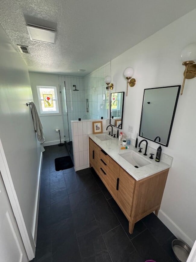 Building Photo - House for rent in Manteo