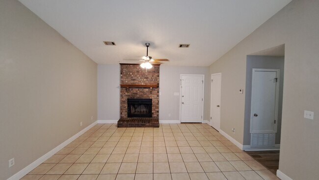 Building Photo - 3 bedroom 2 bath house available for rent!