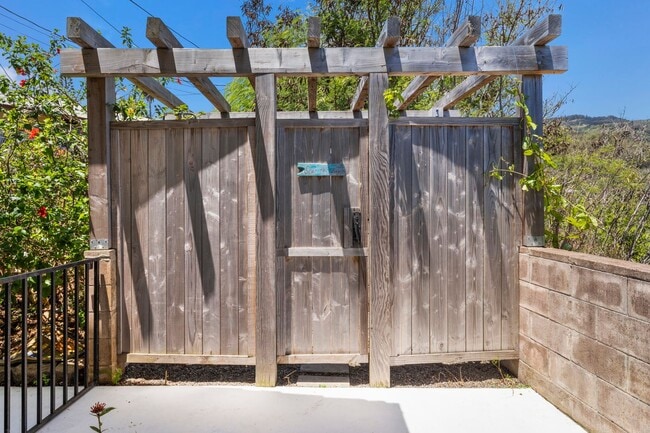 Building Photo - Completely Remodeled 3 Bed/3 Bath with Exp...