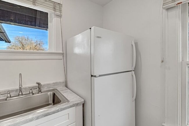 Building Photo - Renovated Upstairs 2-Bedroom, 2-Bath Apartment in Prime Downtown Location with 2 Office Spaces!