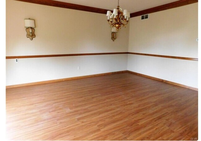 Building Photo - 3505 Manor Rd