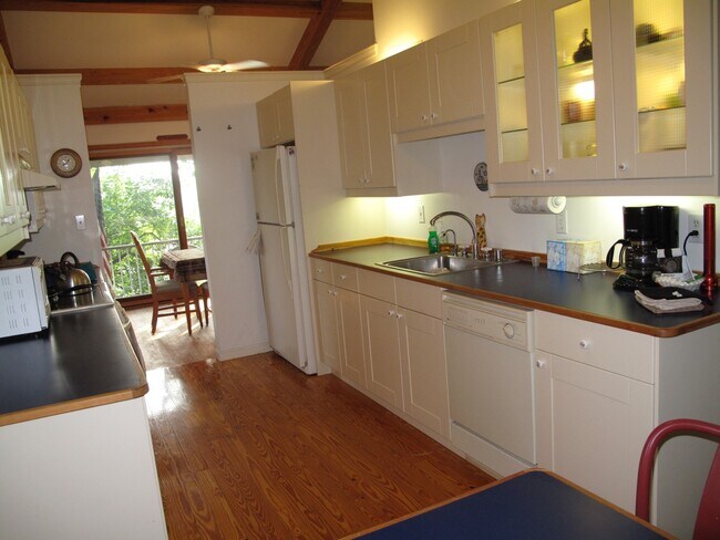 Building Photo - 402 Forest Beach Rd