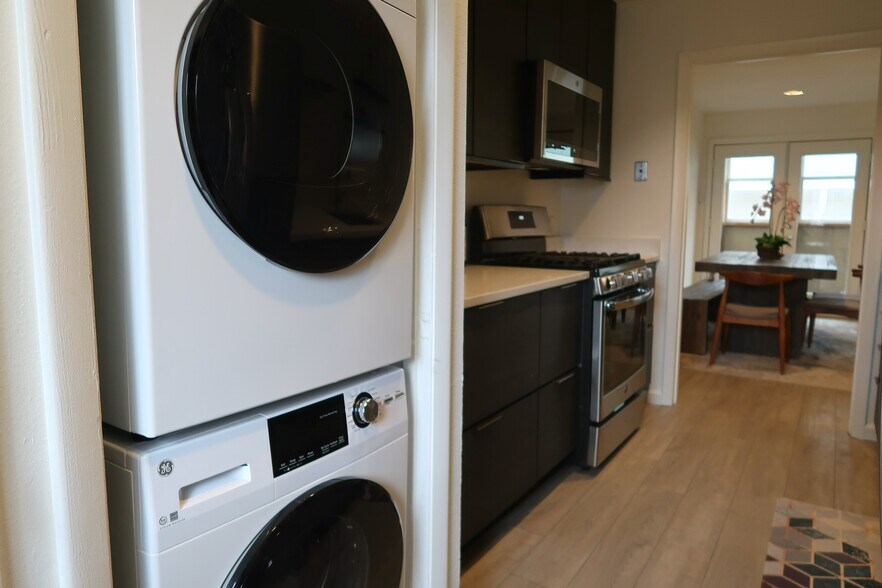 Building Photo - 1106 W 6th St