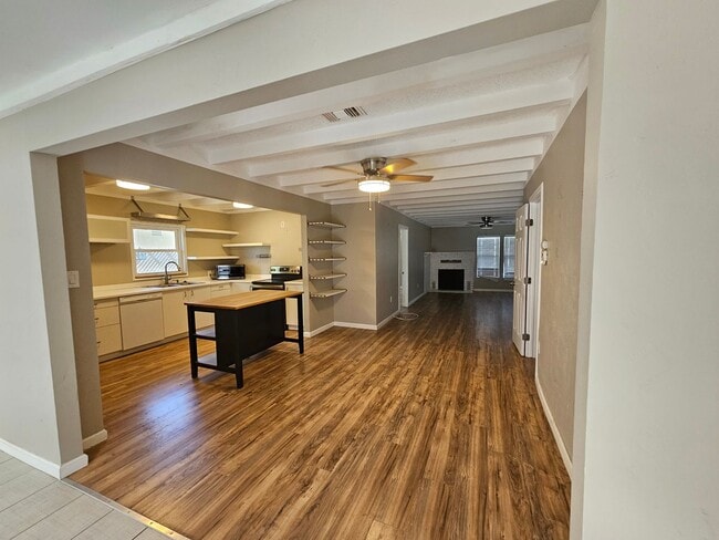 Building Photo - 2 Bedroom 2 Bathroom fully electric house ...