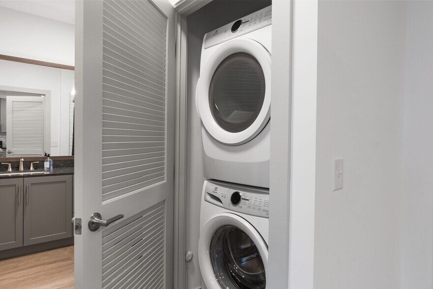 Building Photo - 2039 Woodburn Ave