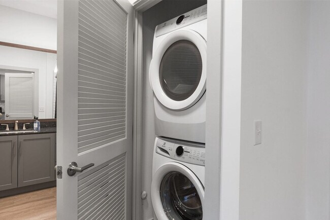 Building Photo - 2039 Woodburn Ave