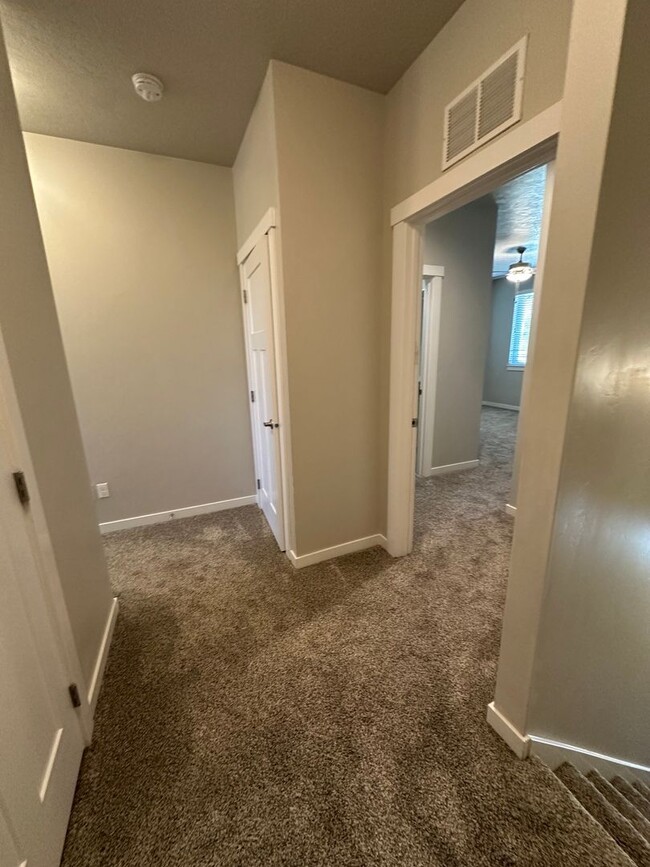 Building Photo - Modern Townhome Near Eagle Greenbelt..3-be...