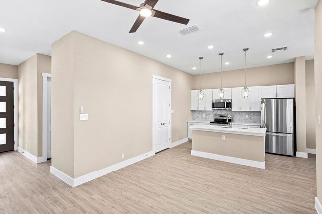 Building Photo - Gorgeous Luxury Townhome