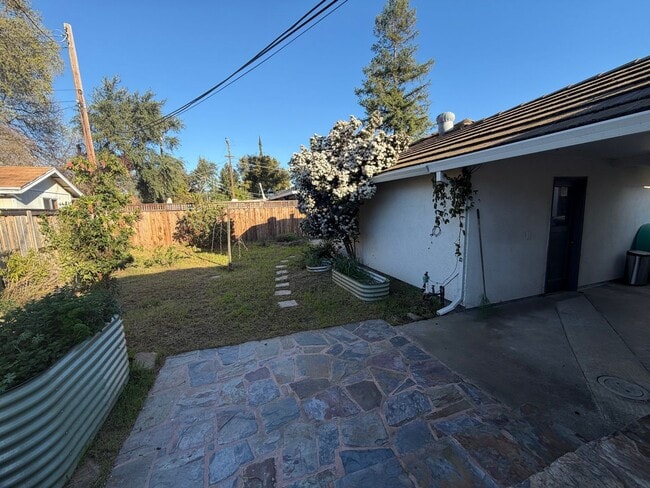 Building Photo - 3 Bed / 1.5 Bath | Thornwood Terrace Home Available Now